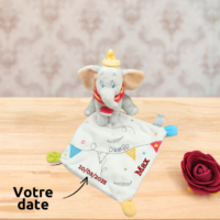28.png Dumbo l'éléphant rêveur – Doudou personnalisé