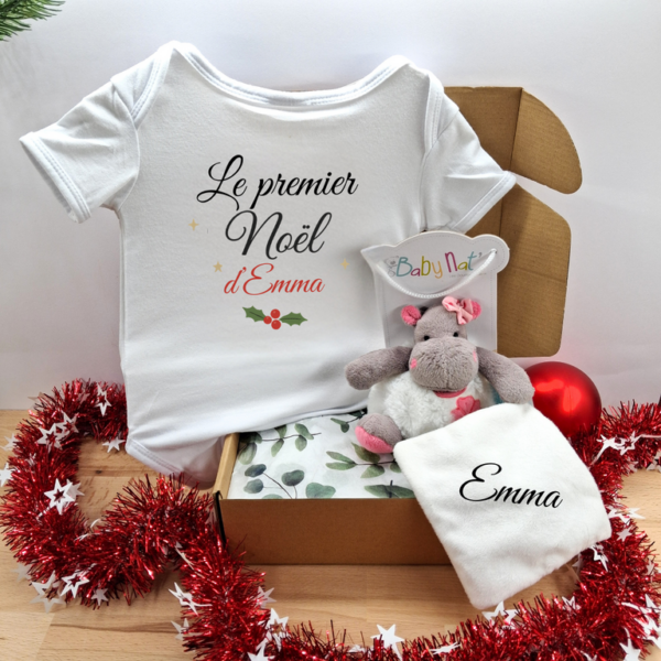 coffret-cadeau-noel-bebe-mixte-body-doudou-personnalise-hippopotame-png.png Coffret Noël personnalisé: Doudou et Body