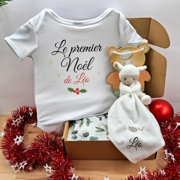 coffret-cadeau-noel-bebe-mixte-body-doudou-personnalise-mouton-1-png.png Coffret Noël personnalisé: Doudou et Body
