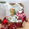 coffret-personnalise-noel-bebe-1.png Coffret bébé personnalisé noël fille - body, boule noël et doudou