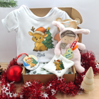 coffret-personnalise-noel-bebe.png Coffret bébé personnalisé noël fille - body, boule noël et doudou