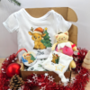 coffret-personnalise-noel-bebe-3.png Coffret bébé personnalisé noël fille - body, boule noël et doudou