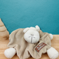 design-sans-titre-90.png Molly, le mouton sympathique - Doudou personnalisé