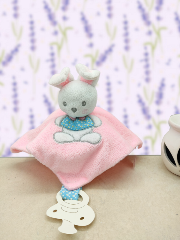 doudou-attache-tetine-lapin-rose.png Noah, le Lapin trop mignon - Doudou personnalisé