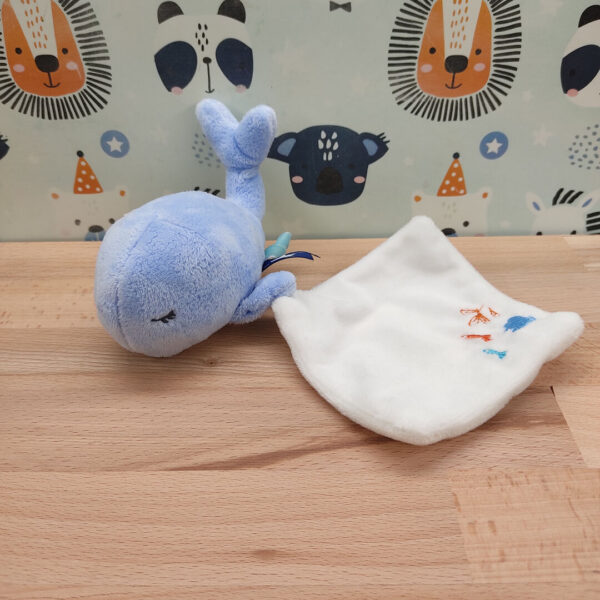 Jade la baleine malicieuse – Doudou personnalisé