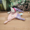 doudou-chat-rose-et-violet.jpeg Romi le chat rêveur – Doudou personnalisé
