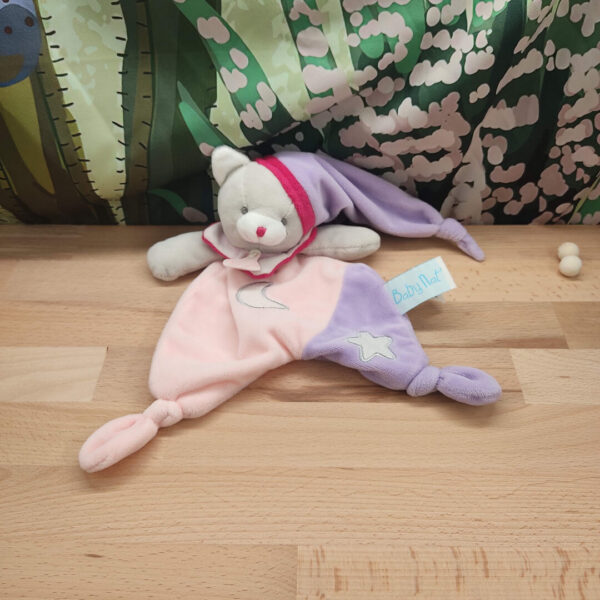 doudou-chat-rose-et-violet.jpeg Romi le chat rêveur – Doudou personnalisé