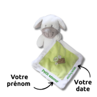 doudou-chien-blanc-et-vert-photo.png Moustache le chien espiègle – Doudou personnalisé