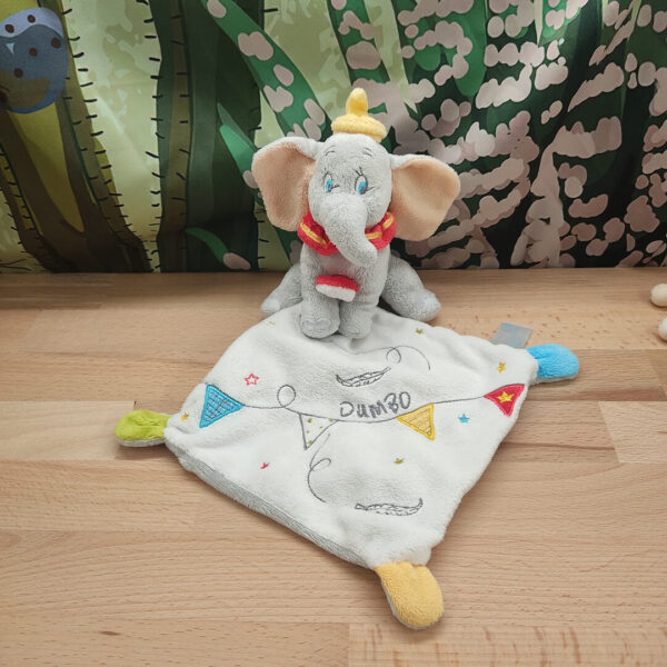 doudou-dumbo-1.jpeg Dumbo l'éléphant rêveur – Doudou personnalisé