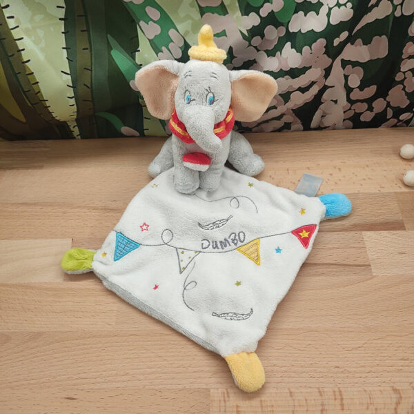 doudou-dumbo.jpeg Dumbo l'éléphant rêveur – Doudou personnalisé