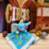 doudou-dumbo-bleu-cirque.png Dumbo, la Peluche du Cirque - Doudou personnalisé