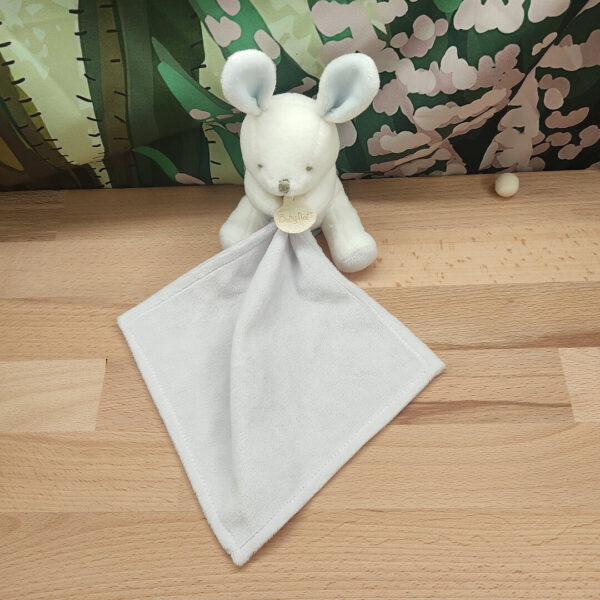 doudou-lapin-blanc.jpeg Fernand le lapin délicat – Doudou personnalisé