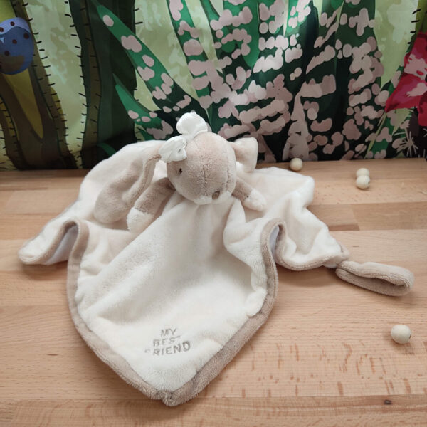 doudou-lapin-burowski.jpeg Maya la lapine élégante – Doudou personnalisé