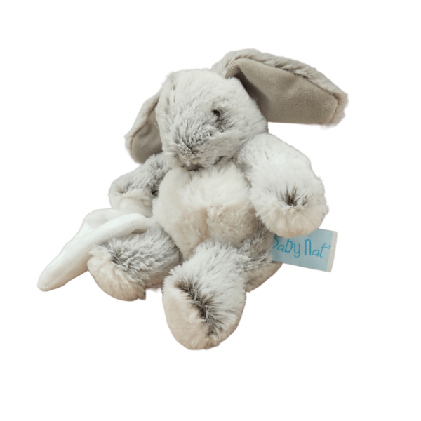 doudou-lapin-gris-plume-baby-nat-personnalise-2-jpg.png Plume, le lapin apaisant – Doudou personnalisé