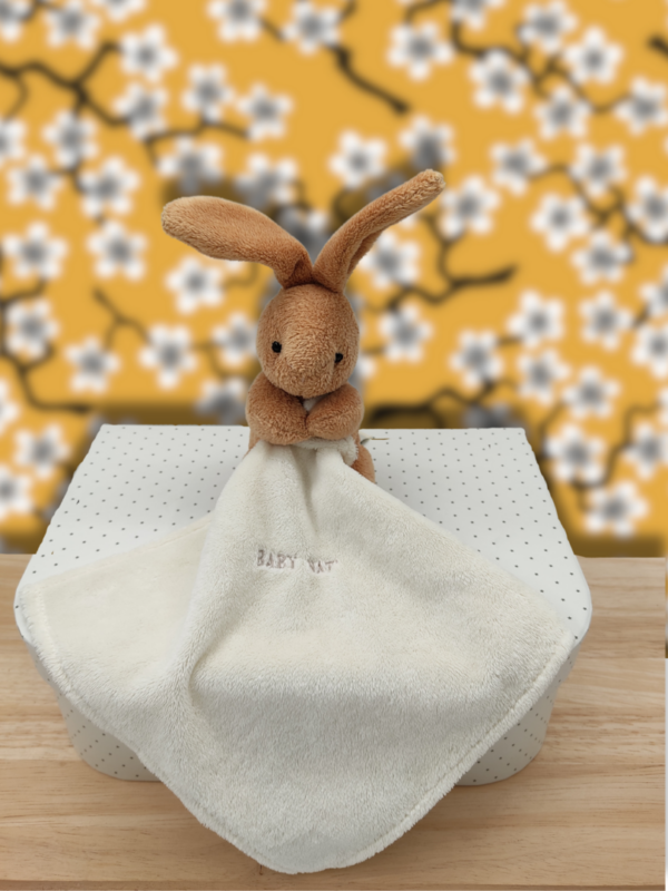 Eliott, le Petit Lapin Marron au Mouchoir crème - Doudou personnalisé
