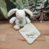 doudou-lapin-mouchoir-blanc.jpeg Boris le lapin paisible – Doudou personnalisé