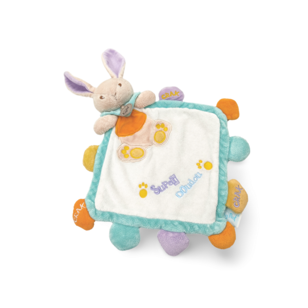 doudou-lapin-plat-3.png Nini le lapin farceur - Doudou personnalisé