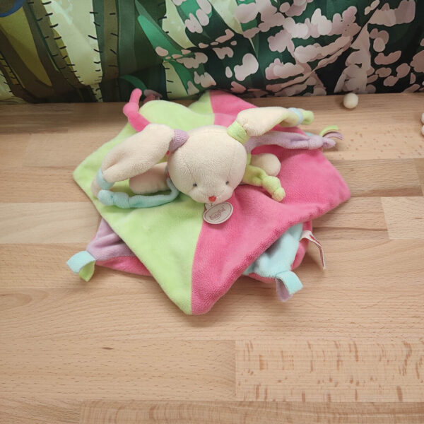 doudou-lapin-rose-et-vert.jpeg Nini la lapine rigolote – Doudou personnalisé