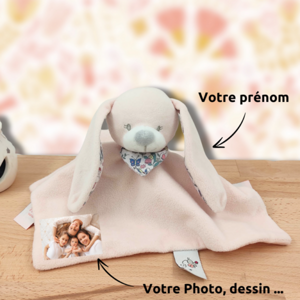 doudou-lapin-rose-plat-bout-chou-1.png Loli le lapin rose - Doudou personnalisé
