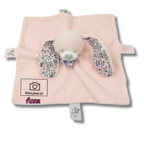 doudou-lapin-rose-plat-bout-chou-2.png Loli le lapin rose - Doudou personnalisé