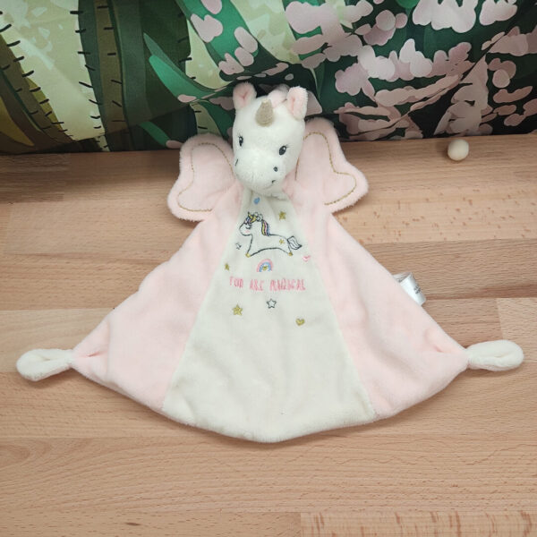 doudou-licorne-rose.jpeg Carotte la licorne magique – Doudou personnalisé