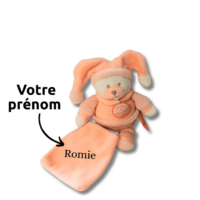 doudou-mouchoir-personnalise-abricot.png Stan l’ourson charmeur – Doudou personnalisé