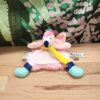 Vivi le flamant rose espiègle – Doudou personnalisé