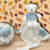 doudou-ours-attache-tetine-1.png Jean l'ours arrangeant - Doudou personnalisé