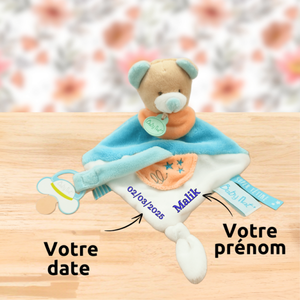doudou-ours-dany-baby-nat-attache-tetine-personnalise-jpg.png Dany l’ours doux – Doudou personnalisé