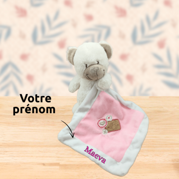 doudou-ours-oscar-nicotoy-rose-personnalise-jpg.png Oscar l’ours câlin – Doudou personnalisé
