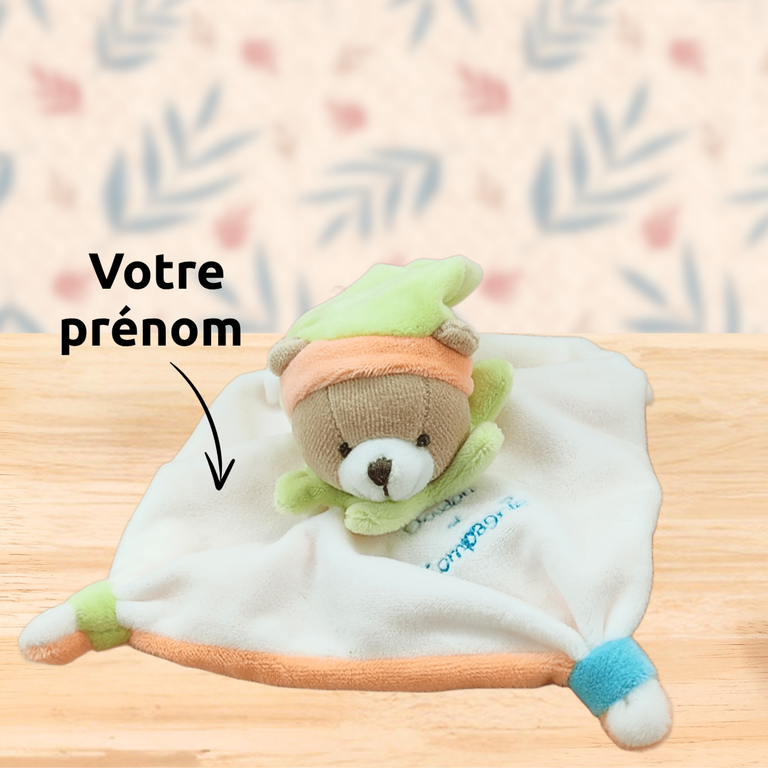 Pilou l’ours rêveur – Doudou personnalisé