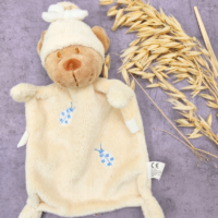 doudou-ours-plat-jaune.png Léon, l'Ours Coquet - Doudou personnalisé