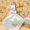 doudou-ours-rose.png Lulu, chat blanc et rose - Doudou personnalisé