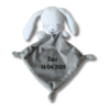 doudou-personnalise-lapin-gris-avec-mouchoir-1.png Roni le lapin fatigué - Doudou personnalisé