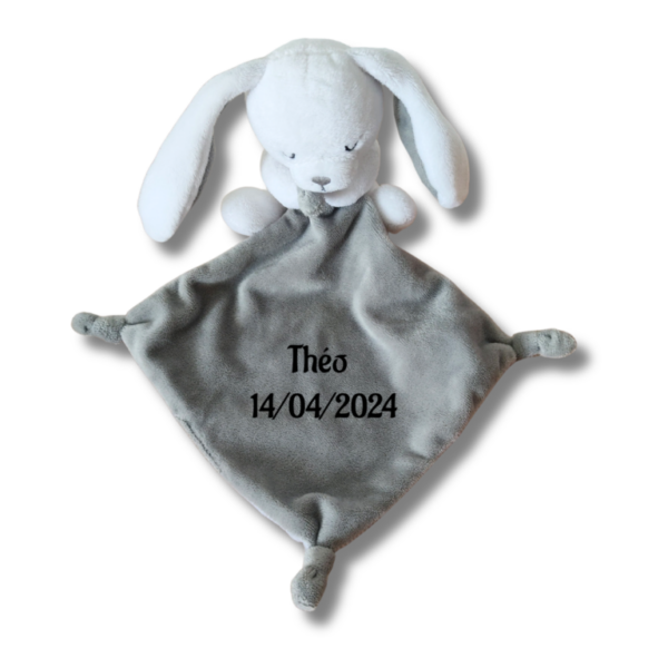 doudou-personnalise-lapin-gris-avec-mouchoir-1.png Roni le lapin fatigué - Doudou personnalisé