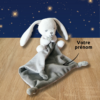 doudou-personnalise-lapin-gris-avec-mouchoir.png Roni le lapin fatigué - Doudou personnalisé
