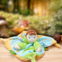 doudou-petit-garcon.png Milo, le Petit Garçon à la Capuche Colorée