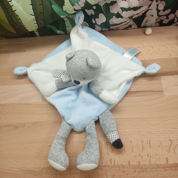 doudou-renard-bleu-1.jpeg Pouch le renard doux – Doudou personnalisé