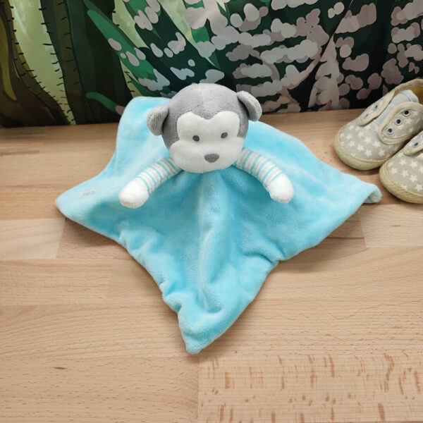 doudou-singe-bleu-1.jpeg Didi le petit singe bleu – Doudou personnalisé