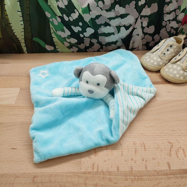 doudou-singe-carre-bleu.jpeg Didi le petit singe bleu – Doudou personnalisé
