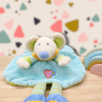 doudou-souris-jupe-bleu.png Mia, la souris à la jupe bleue - Doudou personnalisé