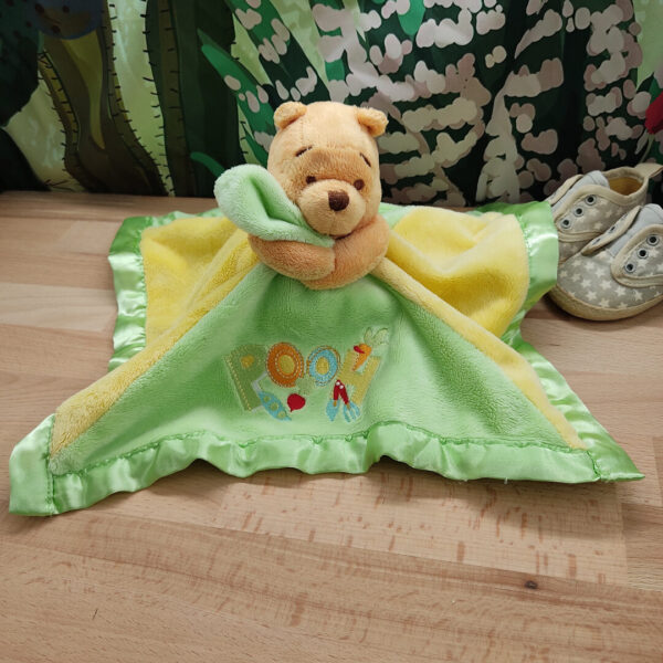 doudou-winnie-l-ourson-vert-1.jpeg Winnie l’ourson rêveur – Doudou personnalisé