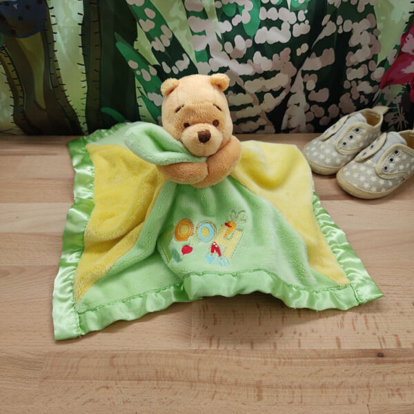 doudou-winnie-l-ourson-vert.jpeg Winnie l’ourson rêveur – Doudou personnalisé