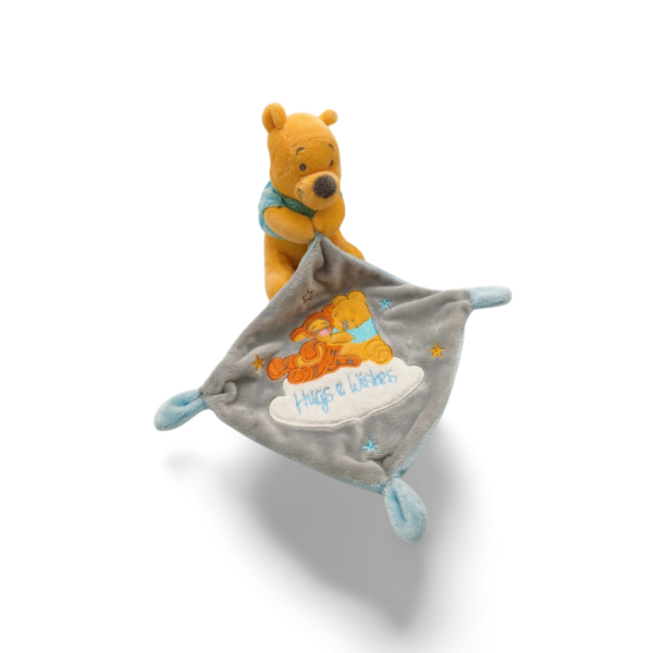 doudou-winnie-mouchoir-gris-1.png Winnie, l'Ours aux Couleurs Douces