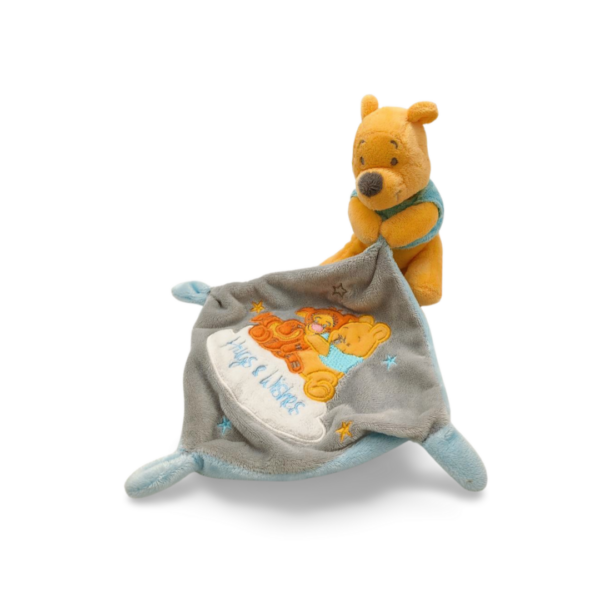 doudou-winnie-mouchoir-gris-3.png Winnie, l'Ours aux Couleurs Douces