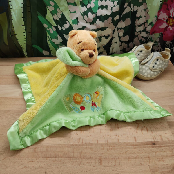 doudou-winnie-vert-mouchoir.jpeg Winnie l’ourson rêveur – Doudou personnalisé