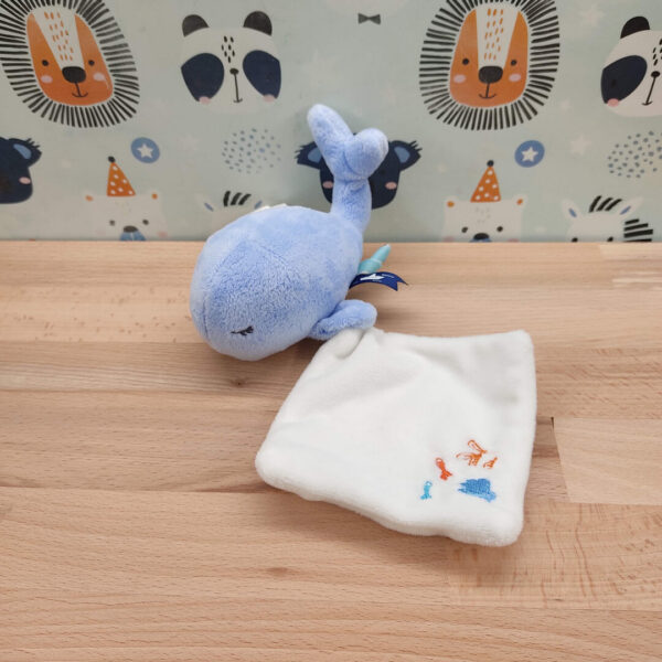 Jade la baleine malicieuse – Doudou personnalisé