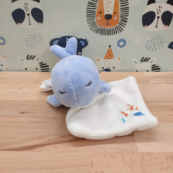 Jade la baleine malicieuse – Doudou personnalisé