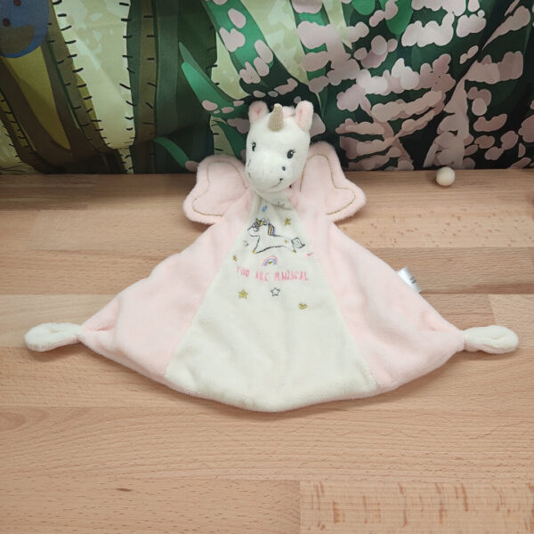img-20250225-190752.jpeg Carotte la licorne magique – Doudou personnalisé