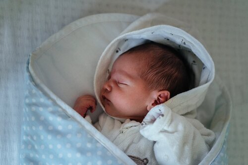 Bébé En Couverture Blanche Et Bleue